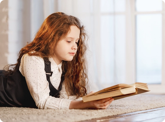Дівчинка з книжкою
