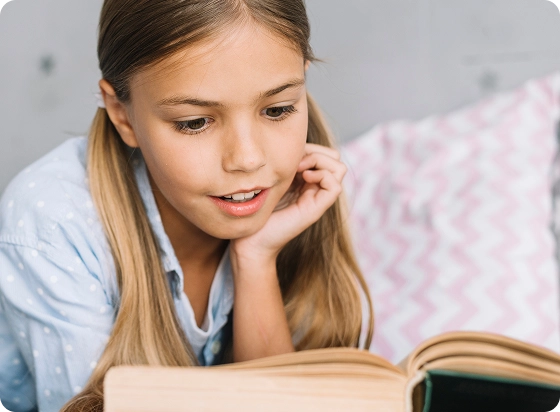 Дівчинка з книжкою